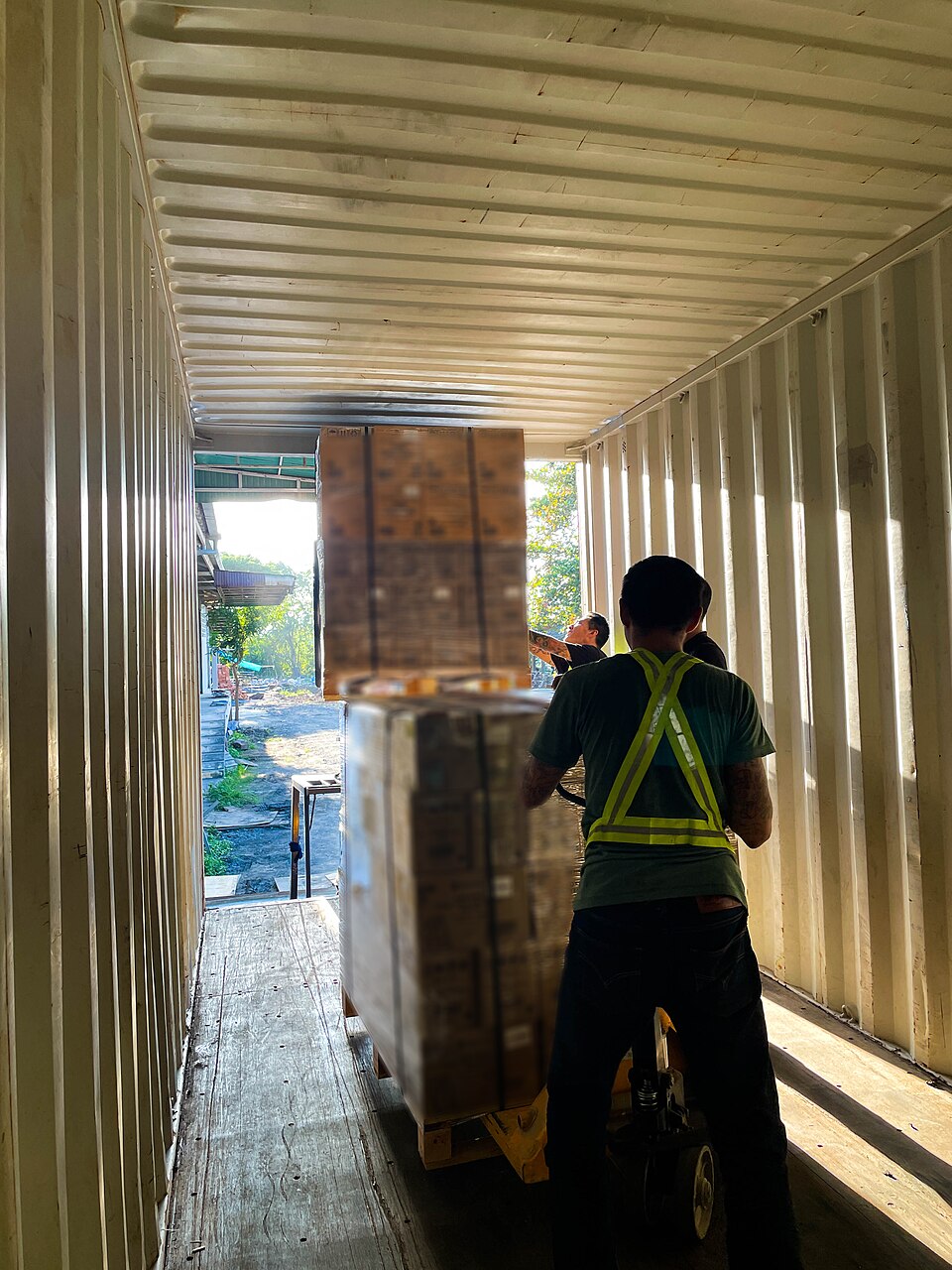 Logistics operations context — scenario “Logistics Delivery Delay Alert Agent” runs as a detached NeuralOps agent.